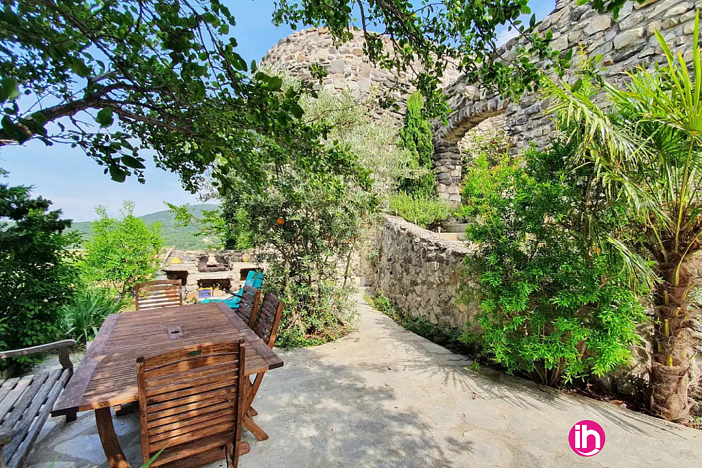 Terrasse avec salon de jardin et barbecue