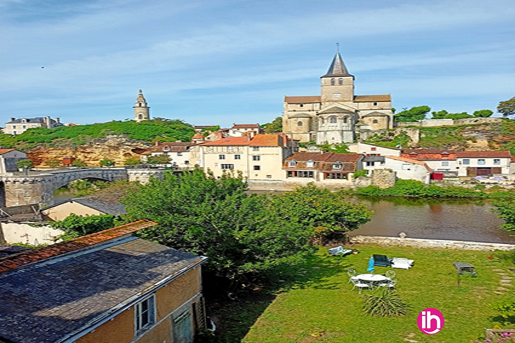 Vue sur la Cité de l'écrit et l'église Notre-Dame depuis le jardin.