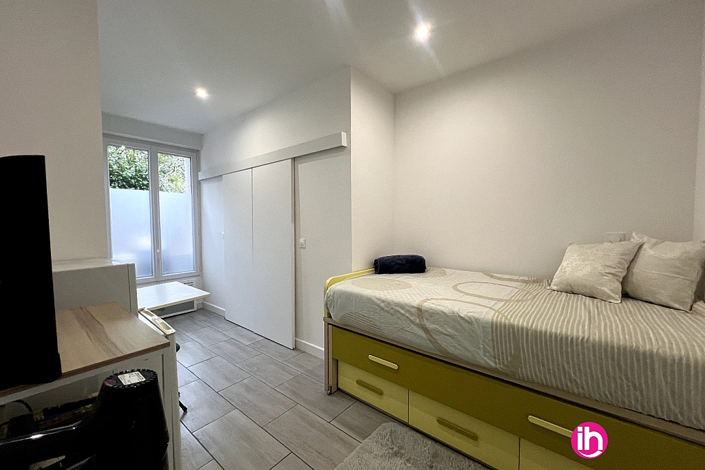 STUDIO LIT FERMÉ AVEC RANGEMENTS